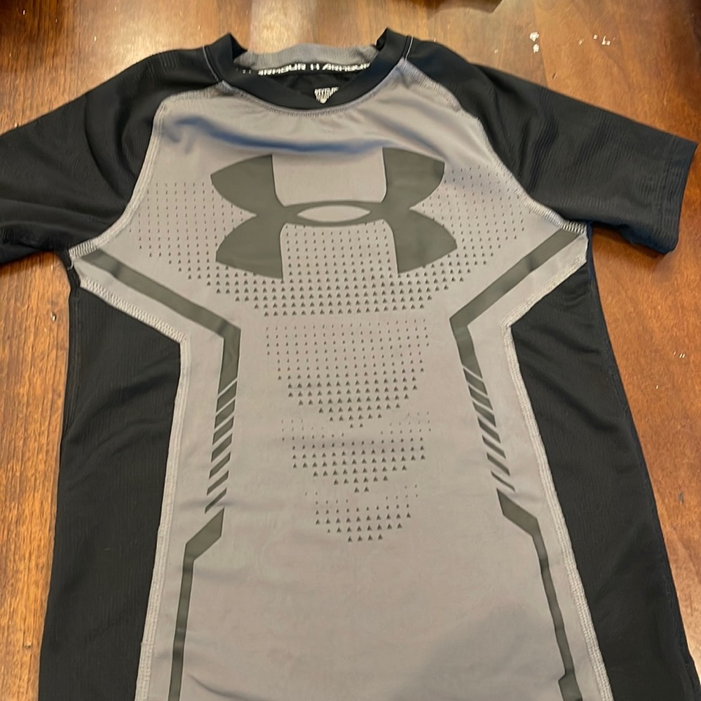Boys Under Armour fitted heat gear t-shirt Size YM
